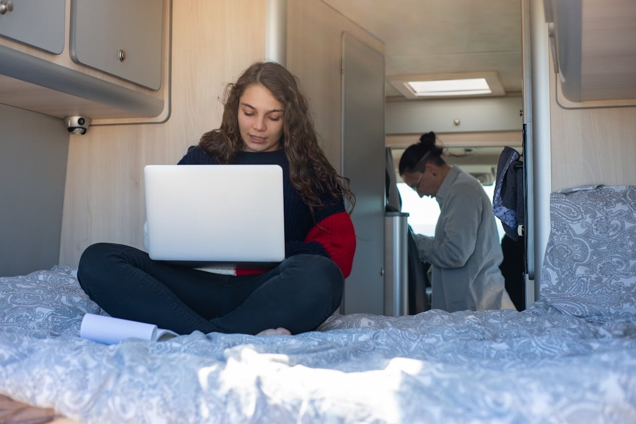 Zakelijk onderweg: zo richt je een volwaardig kantoor in je campervan in